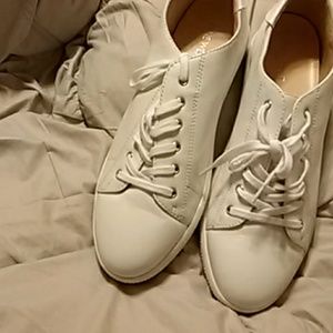 White tennis shoes